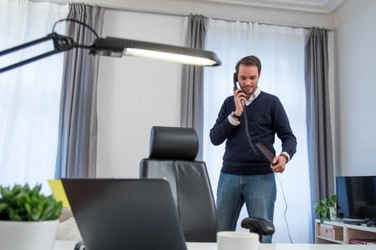 Viel Licht, Platz und eine bequeme Sitzhaltung machen die Zeit im unfreiwilligen Homeoffice angenehmer.