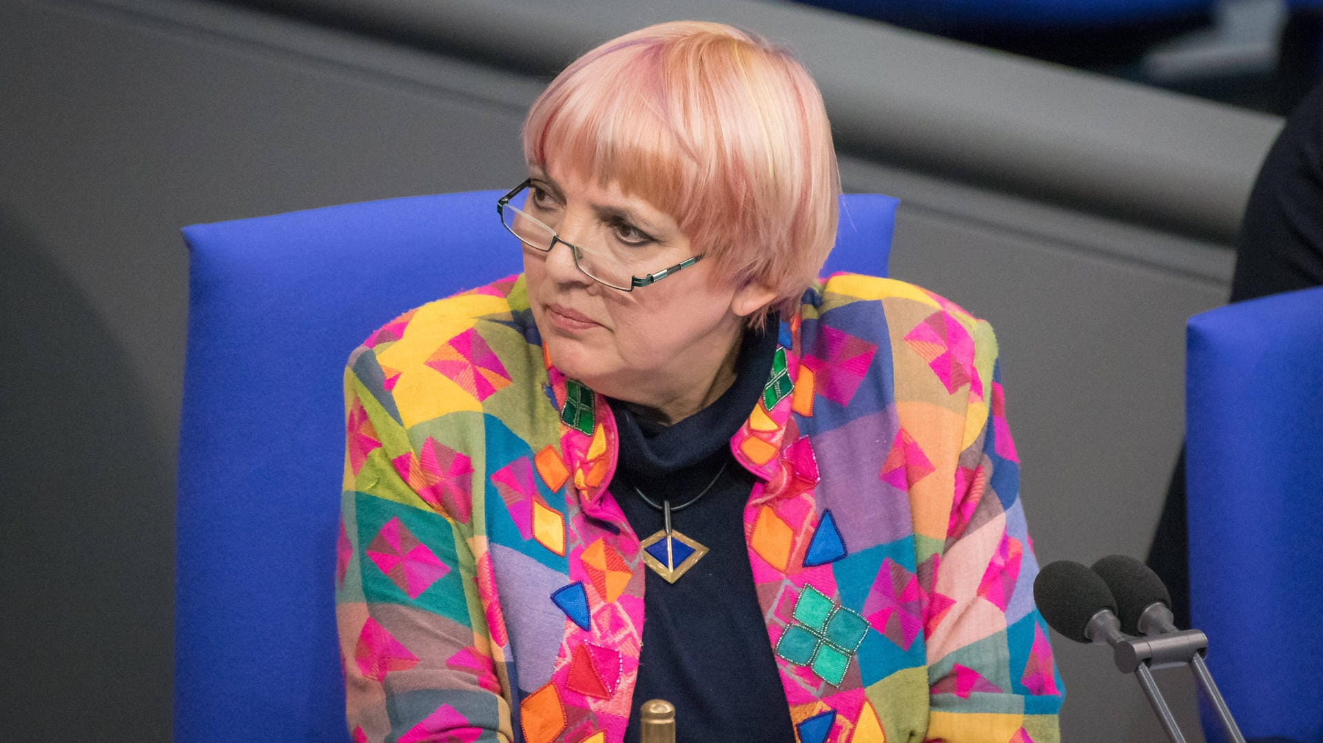 Claudia Roth: Die Vizepräsidentin des Deutschen Bundestages kritisiert Horst Seehofer wegen der Aufnahme minderjähriger Flüchtlinge. Claudia Roth: Die Vizepräsidentin des Deutschen Bundestages kritisiert Horst Seehofer wegen der Aufnahme minderjähriger Flüchtlinge.