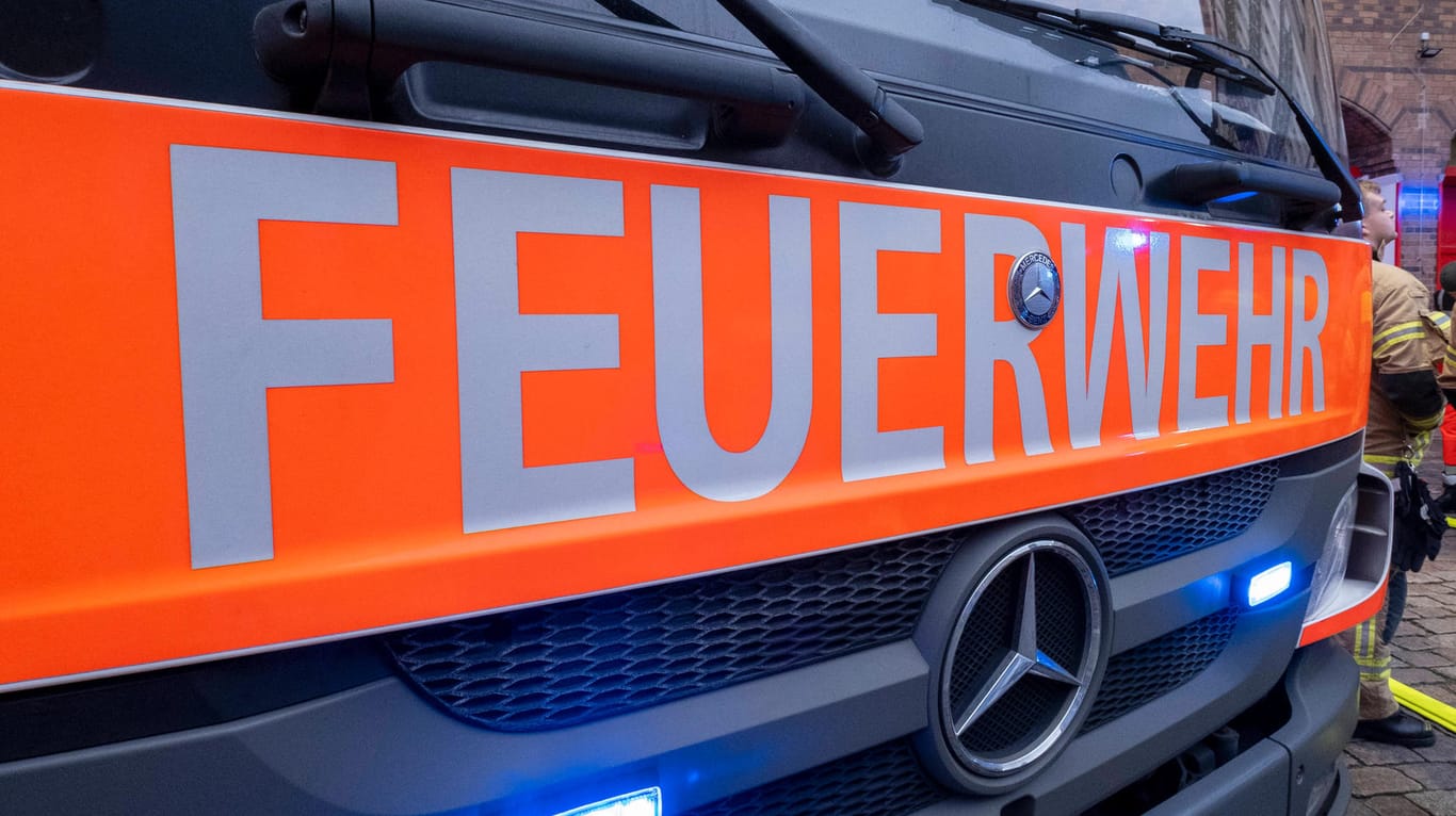 Ein Fahrzeug der Feuerwehr (Symbolbild): In Nürnberg hat eine Wohnung in einem Mehrfamilienhaus gebrannt.