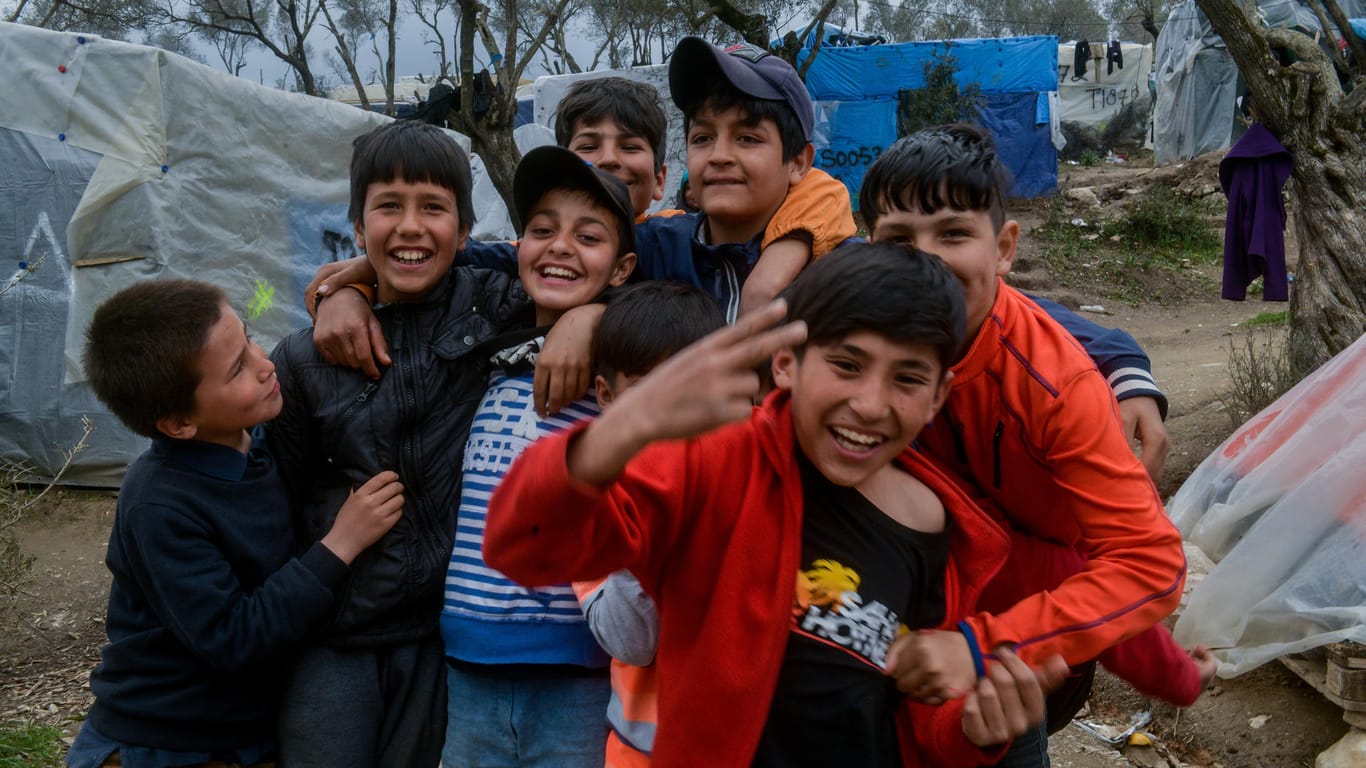 Eine Gruppe Kinder im Flüchtlingslager Moria auf der griechischen Insel Lesbos: Berlin will 50 unbegleitete Minderjährige aufnehmen.