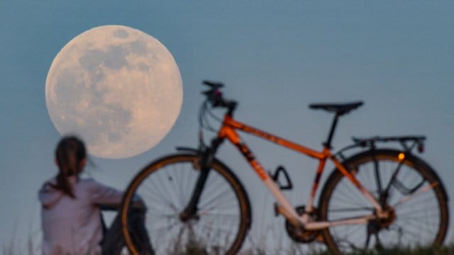 Der "Supermond" über Sieversdorf in Brandenburg.