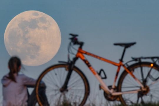 Der "Supermond" über Sieversdorf in Brandenburg.