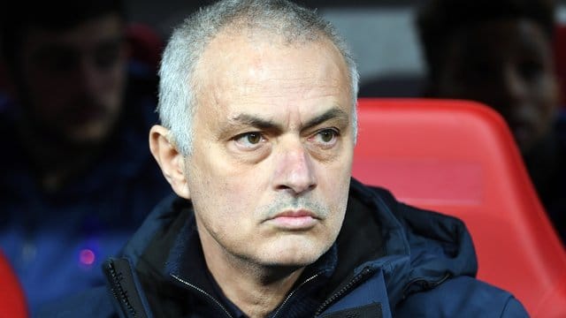 Hat gegen die Abstandsregel, eine Maßnahme zur Eindämmung der Coronavirus-Pandemie verstoßen: José Mourinho, Trainer von Tottenham Hotspur. Hat gegen die Abstandsregel, eine Maßnahme zur Eindämmung der Coronavirus-Pandemie verstoßen: José Mourinho, Trainer von Tottenham Hotspur.