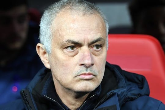 Hat gegen die Abstandsregel, eine Maßnahme zur Eindämmung der Coronavirus-Pandemie verstoßen: José Mourinho, Trainer von Tottenham Hotspur.