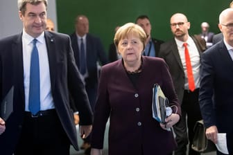 Der bayerische Ministerpräsident Markus Söder und Kanzlerin Angela Merkel: Das Krisenmanagement der Bundesregierung wird aktuell von einem Großteil der Bevölkerung mitgetragen.