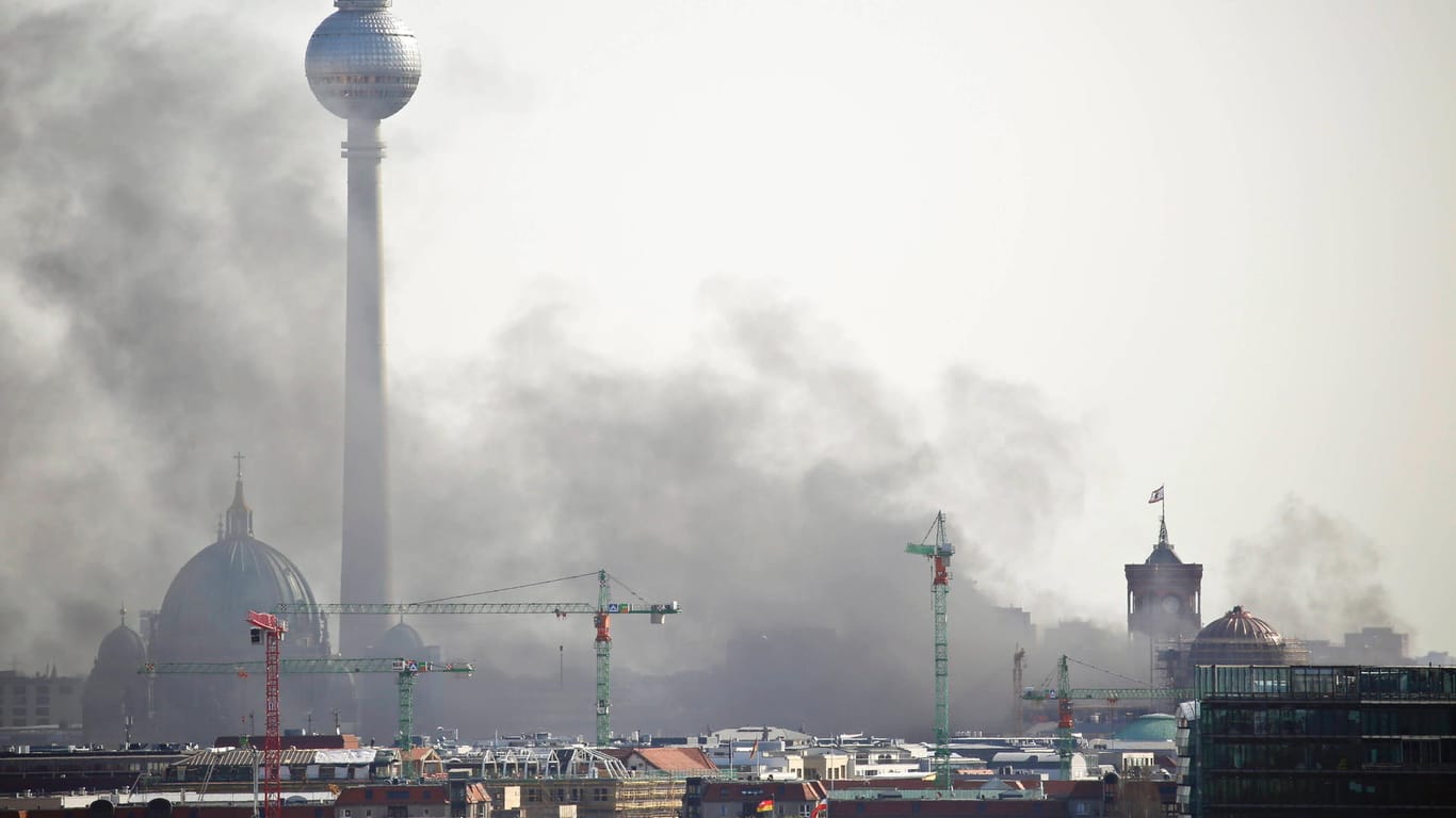 Rauchsäulen über Berlins Innenstadt: Am neuen Stadtschloss war ein Feuer ausgebrochen.