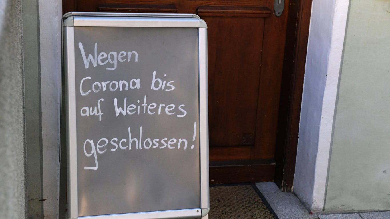 "Wegen Corona bis auf weiteres geschlossen" steht auf dem Schild: In Bielefeld soll eine Gutschein-Plattform nun notleidenden Betrieben helfen (Symbolbild).