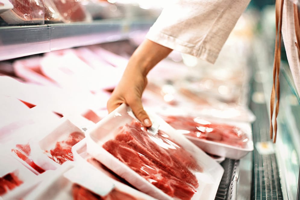 Verkauf von Fleisch: Der Alleingeschäftsführer eines Betriebs muss sich vor dem Landgericht Stade verantworten.