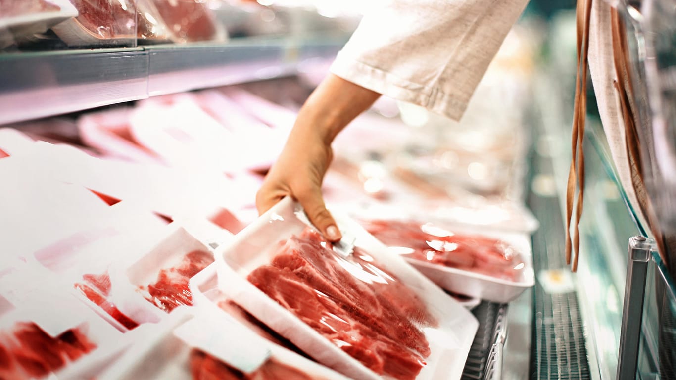 Verkauf von Fleisch: Der Alleingeschäftsführer eines Betriebs muss sich vor dem Landgericht Stade verantworten.