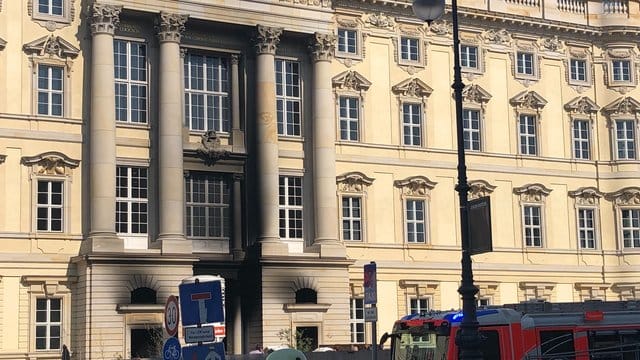 Ein Feuerwehrfahrzeug steht vor dem Berliner Humboldt Forum. Ein Feuerwehrfahrzeug steht vor dem Berliner Humboldt Forum.