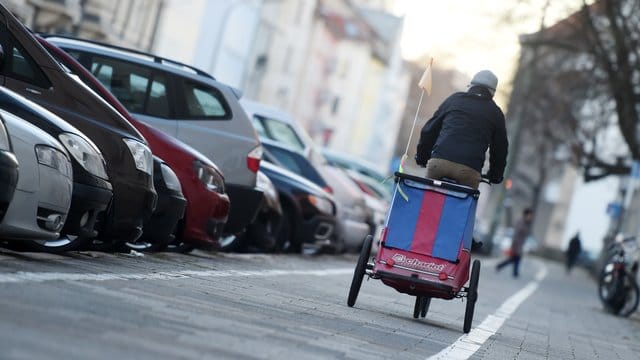 Wer seine Kinder im Fahrradanhänger transportiert, muss kräftig in die Pedale treten.