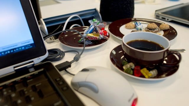 Wer jetzt unfreiwillig zu Hause feststeckt, hat die Wahl: Kekse und Gummibärchen am Laptop, Lieferservice fürs Thai-Curry, Fertigpizza oder selbst kochen.