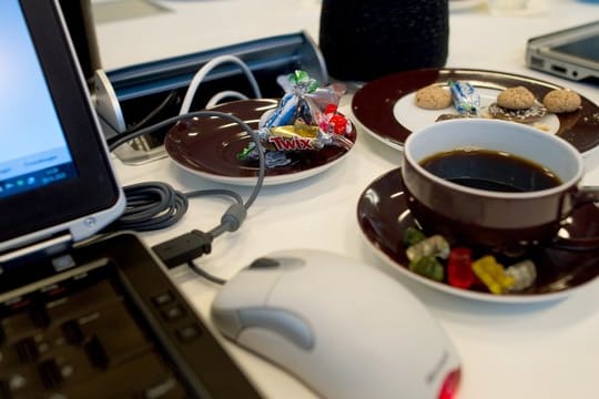 Wer jetzt unfreiwillig zu Hause feststeckt, hat die Wahl: Kekse und Gummibärchen am Laptop, Lieferservice fürs Thai-Curry, Fertigpizza oder selbst kochen.