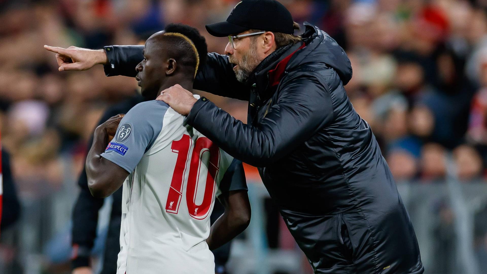 Sadio Mané (li.) mit Trainer Jürgen Klopp: Der Liverpool-Star hätte Verständnis dafür, sollte der Titel nicht an den LFC gehen. Sadio Mané (li.) mit Trainer Jürgen Klopp: Der Liverpool-Star hätte Verständnis dafür, sollte der Titel nicht an den LFC gehen.