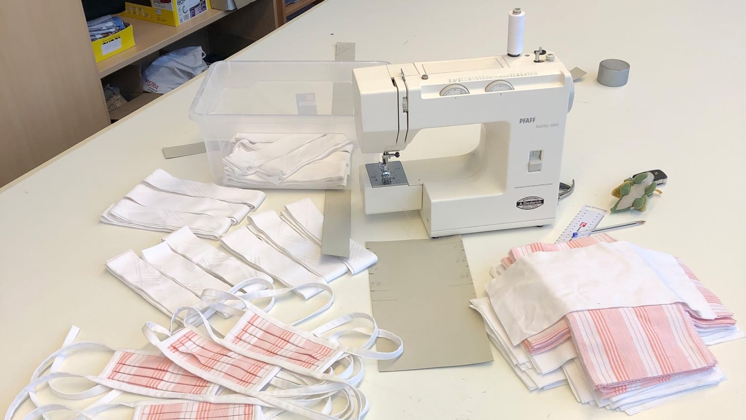 Behelfsmasken liegen auf einem Tisch: Mitarbeitende der Gesa nähen die Behelfsmasken nach Anleitung der Feuerwehr. Behelfsmasken liegen auf einem Tisch: Mitarbeitende der Gesa nähen die Behelfsmasken nach Anleitung der Feuerwehr.