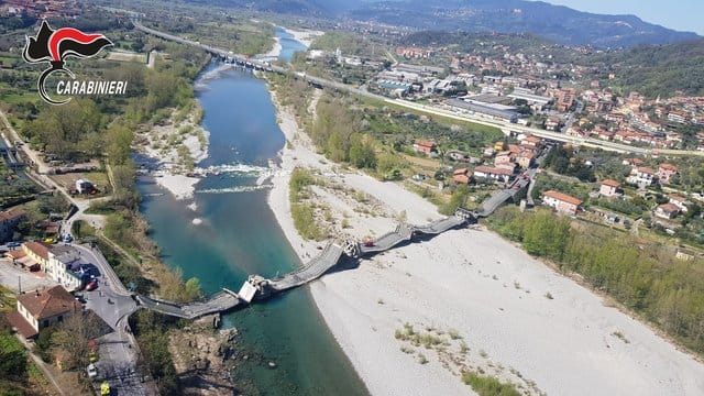 Die von der Polizei zur Verfügung gestellte Luftaufnahme zeigt die eingestürzte Brücke über einem Fluss. Die von der Polizei zur Verfügung gestellte Luftaufnahme zeigt die eingestürzte Brücke über einem Fluss.