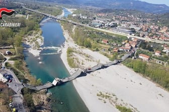 Die von der Polizei zur Verfügung gestellte Luftaufnahme zeigt die eingestürzte Brücke über einem Fluss.