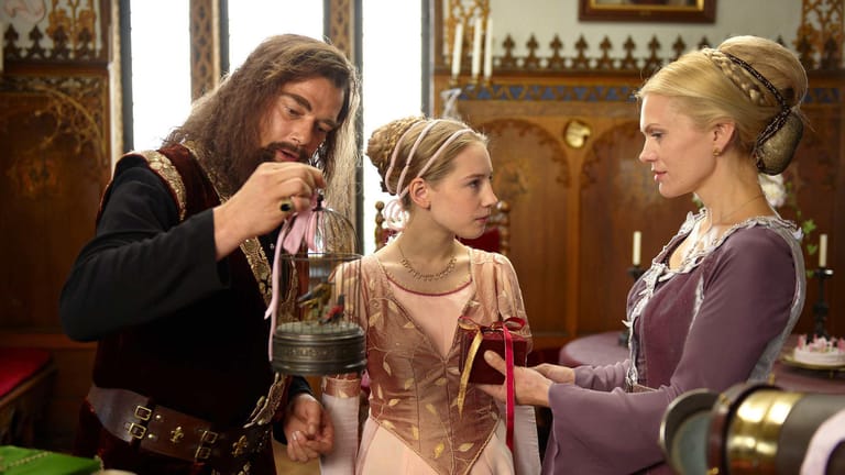 "Dornröschen": Prinzessin Myrose (Lotte Flack, Mitte) mit den Eltern, dem König (Martin Feifel, li.) und der Königin (Anna Loos, re.).