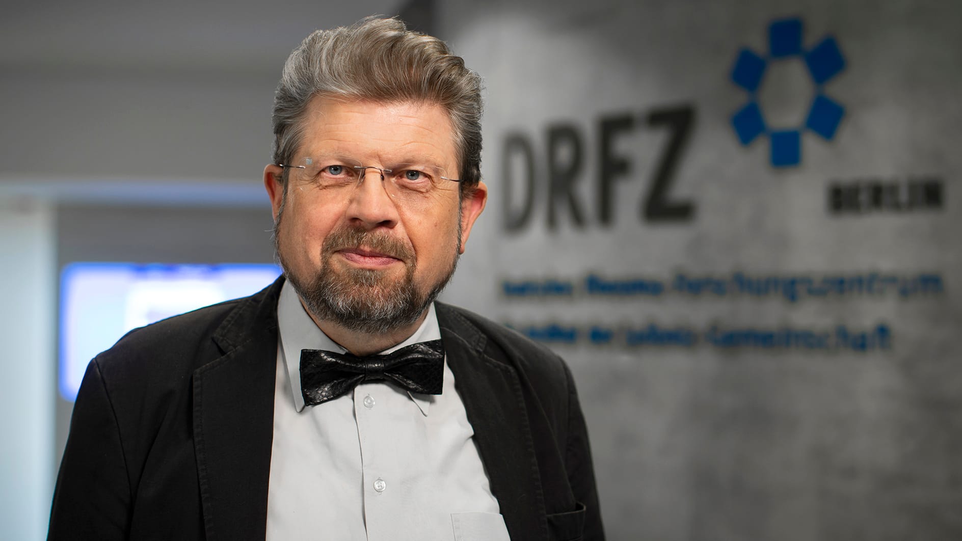 Prof. Dr. Andreas Radbruch ist Wissenschaftlicher Direktor am Deutschen Rheuma-Forschungszentrum und Präsident der European Federation of Immunological Societies.