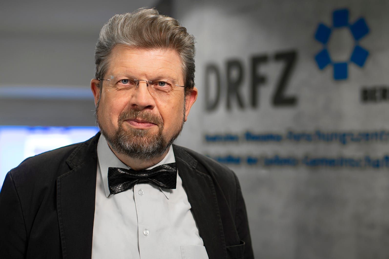 Prof. Dr. Andreas Radbruch ist Wissenschaftlicher Direktor am Deutschen Rheuma-Forschungszentrum und Präsident der European Federation of Immunological Societies.