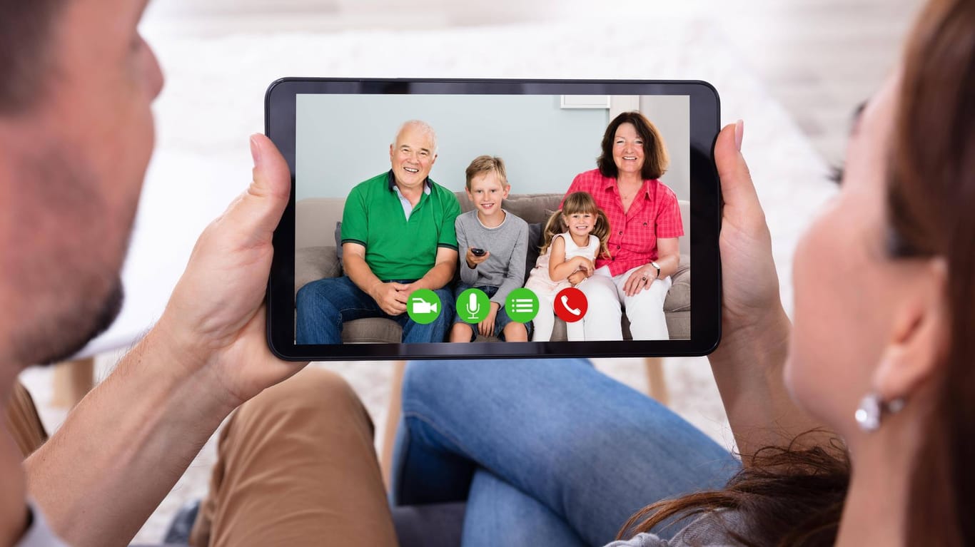 Ein Paar spricht per Videochat mit den Großeltern: Welches Programm für Sie das richtige ist