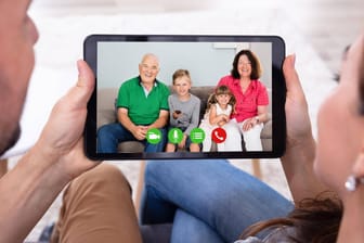 Ein Paar spricht per Videochat mit den Großeltern: Welches Programm für Sie das richtige ist