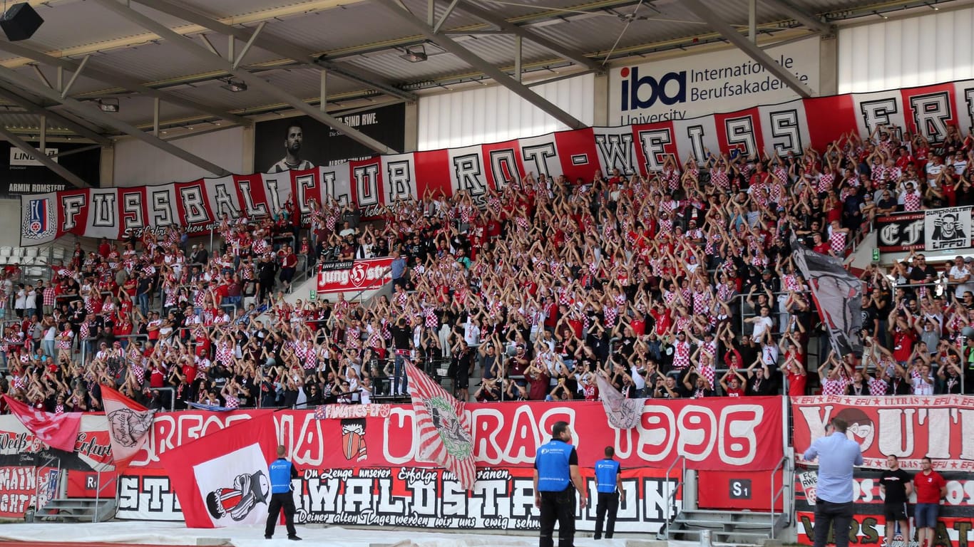 Fans des FC Rot-Weiß Erfurt: Ein Förderverein des insolventen Klubs hat Tausende Euro finanzielle Unterstützung erhalten.