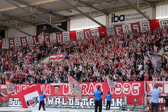 Fans des FC Rot-Weiß Erfurt: Ein Förderverein des insolventen Klubs hat Tausende Euro finanzielle Unterstützung erhalten.