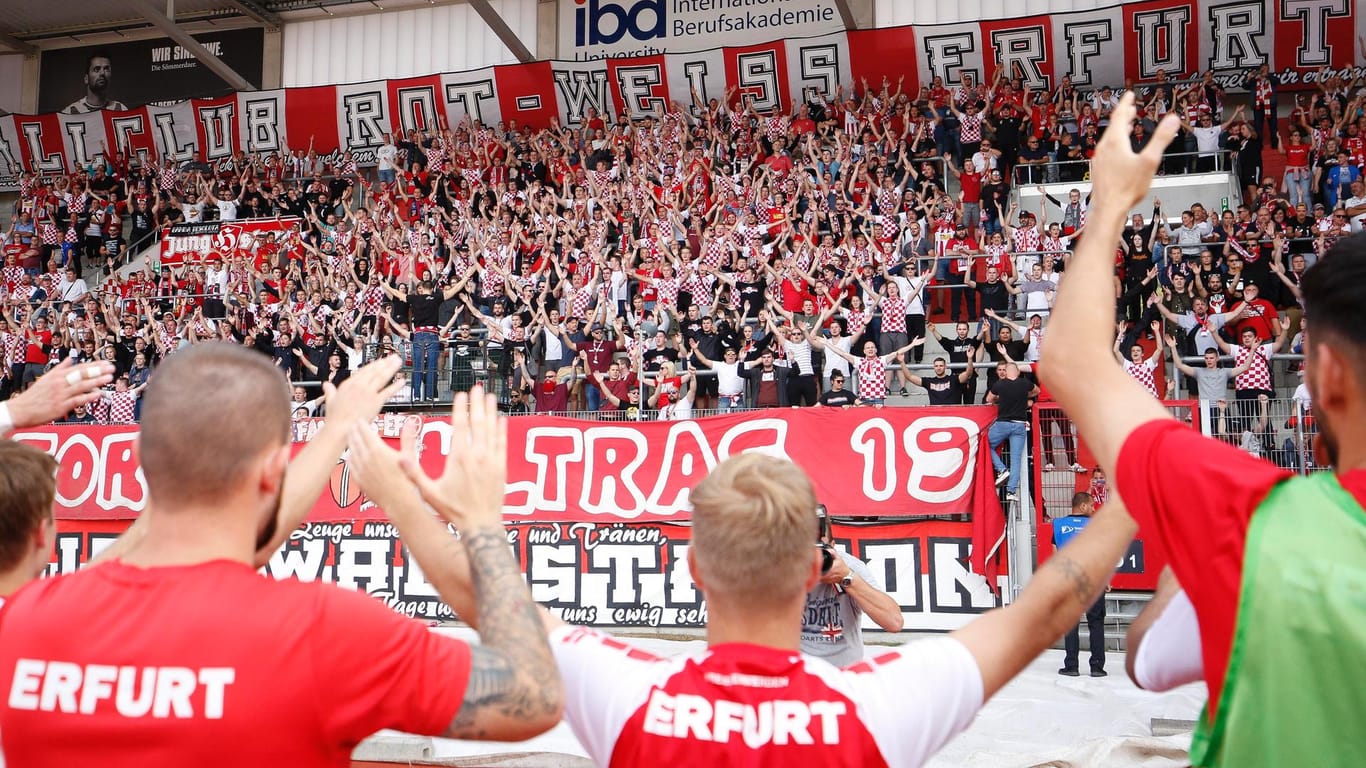 Spieler des FC Rot-Weiß Erfurt stehen vor jubelnden Fans: Für den Fall, dass der insolvente Verein den Spielbetrieb nicht wieder aufnehmen kann, haben sich die Fans einen Plan B zurechtgelegt.