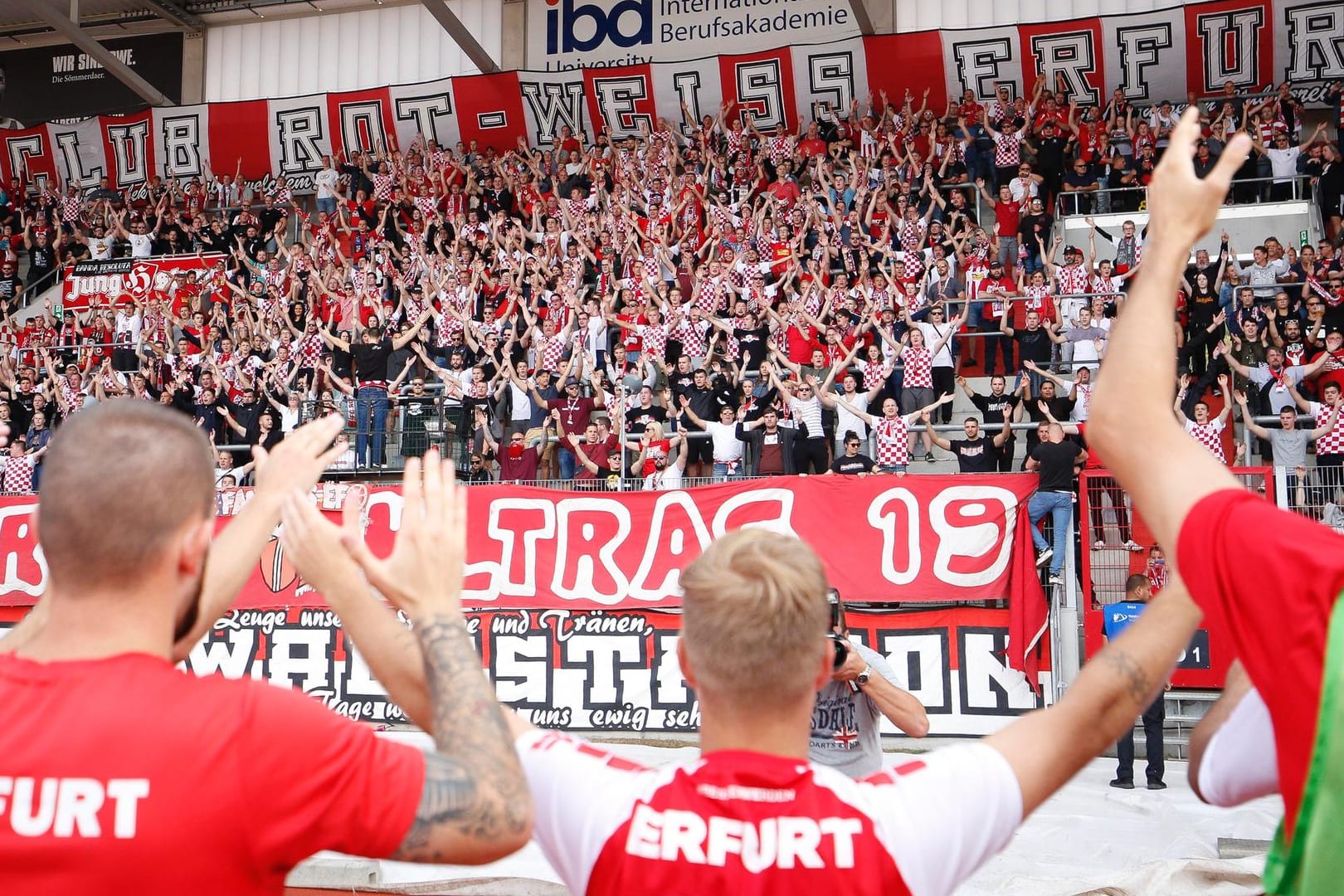 Spieler des FC Rot-Weiß Erfurt stehen vor jubelnden Fans: Für den Fall, dass der insolvente Verein den Spielbetrieb nicht wieder aufnehmen kann, haben sich die Fans einen Plan B zurechtgelegt.