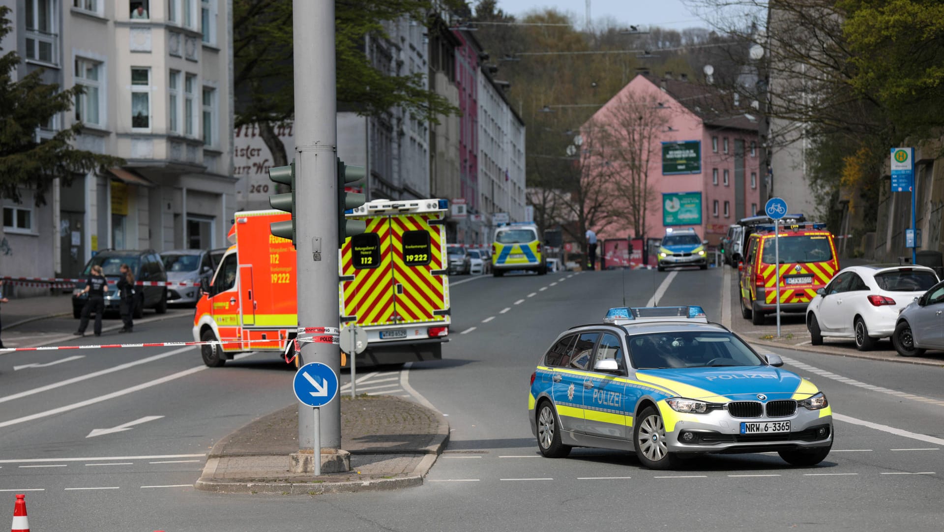 Fahrzeuge von Polizei und Krankenwagen stehen in Wuppertal auf der Straße: Nach einem Raub schoss die Wuppertaler Polizei auf einen Mann. Fahrzeuge von Polizei und Krankenwagen stehen in Wuppertal auf der Straße: Nach einem Raub schoss die Wuppertaler Polizei auf einen Mann.