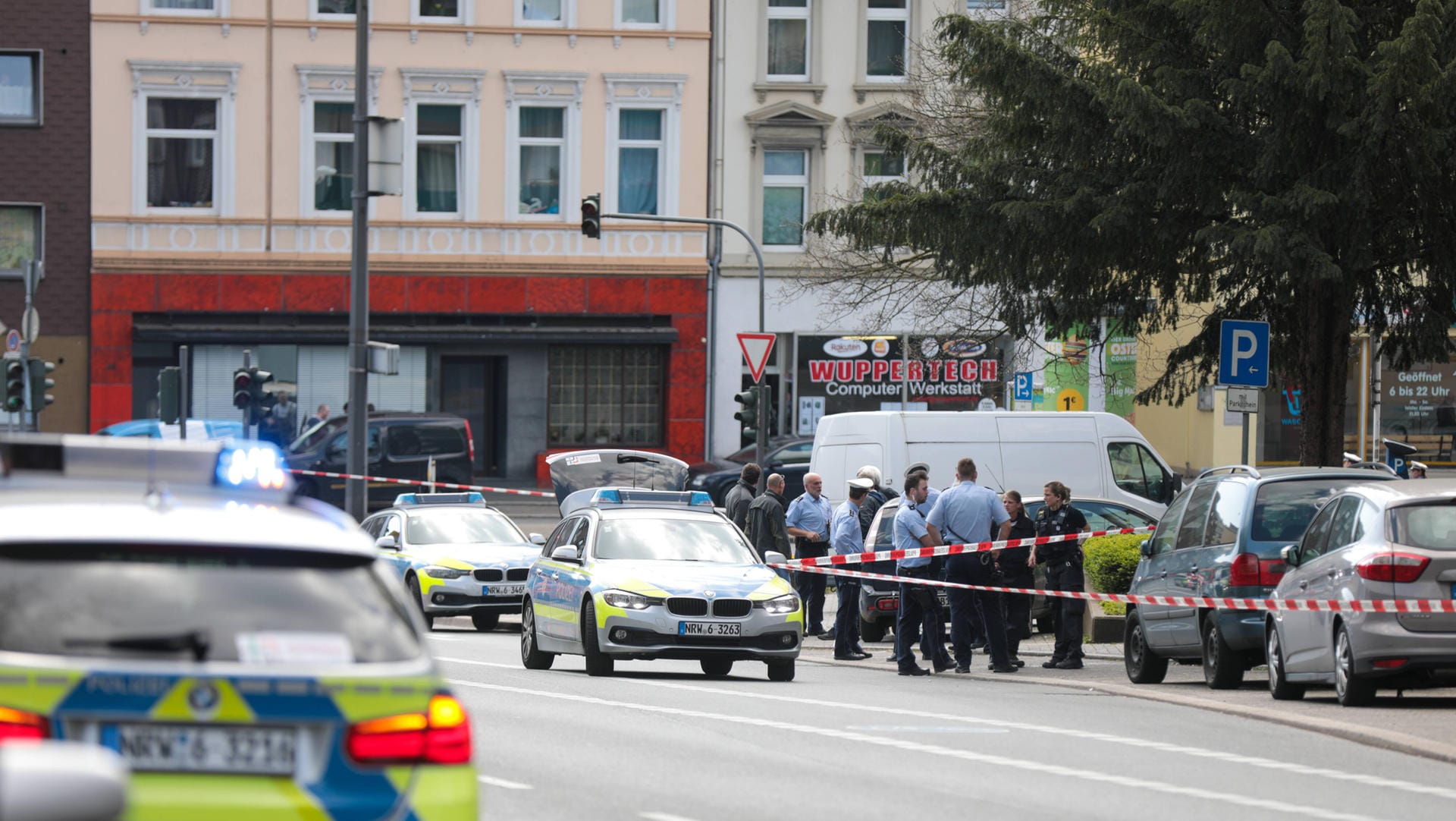 Nach einem Raub mit Schussabgabe durch die Polizei ist der Bereich weiträumig abgesperrt worden.