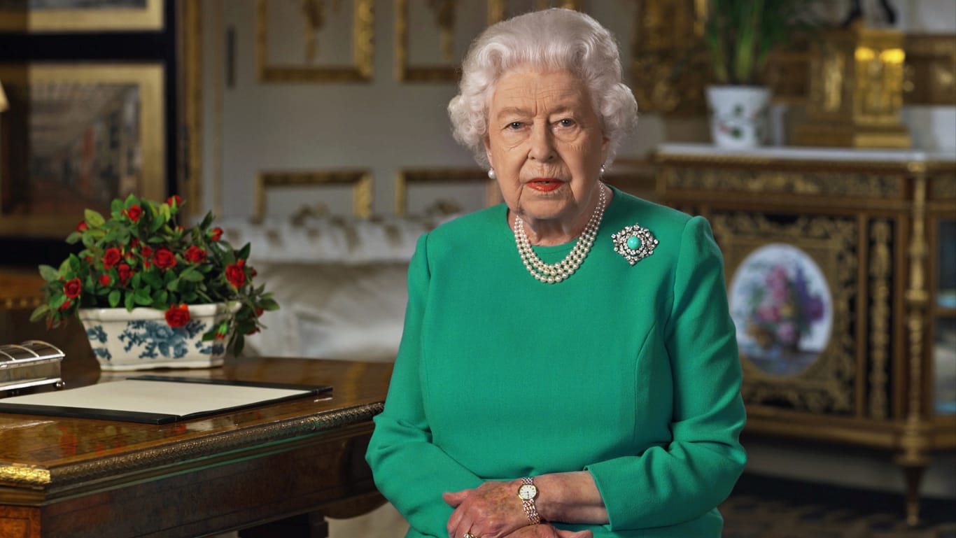 Queen Elizabeth II.: Sie verbringt Ostern wie gewohnt in Windsor. In diesem Jahr reiste sie aufgrund des Coronavirus schon etwas früher an als eigentlich geplant. Der traditionelle Gottesdienst mit der ganzen Familie entfällt 2020.