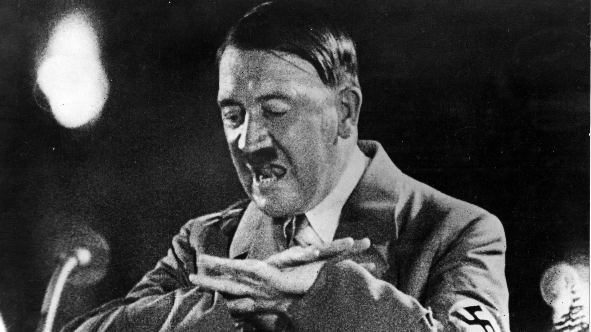 1940: Adolf Hitler hält eine Rede vor Parteikadern der NSDAP. Fünf Jahre später wird der Krieg, den die Nazis über die Welt brachten, verloren sein.