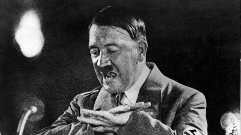 1940: Adolf Hitler hält eine Rede vor Parteikadern der NSDAP. Fünf Jahre später wird der Krieg, den die Nazis über die Welt brachten, verloren sein.
