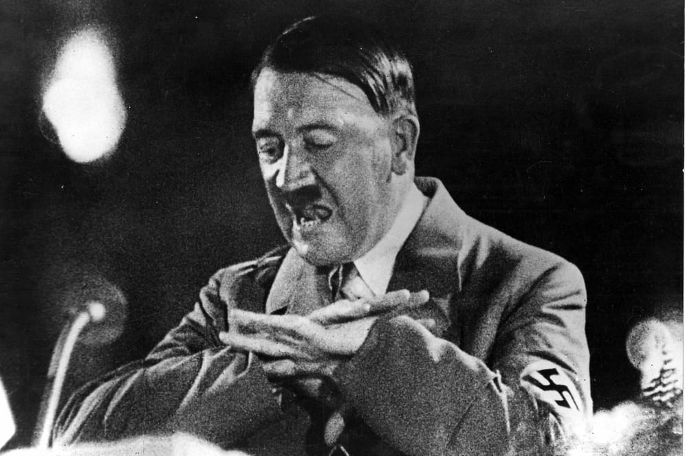 1940: Adolf Hitler hält eine Rede vor Parteikadern der NSDAP. Fünf Jahre später wird der Krieg, den die Nazis über die Welt brachten, verloren sein.