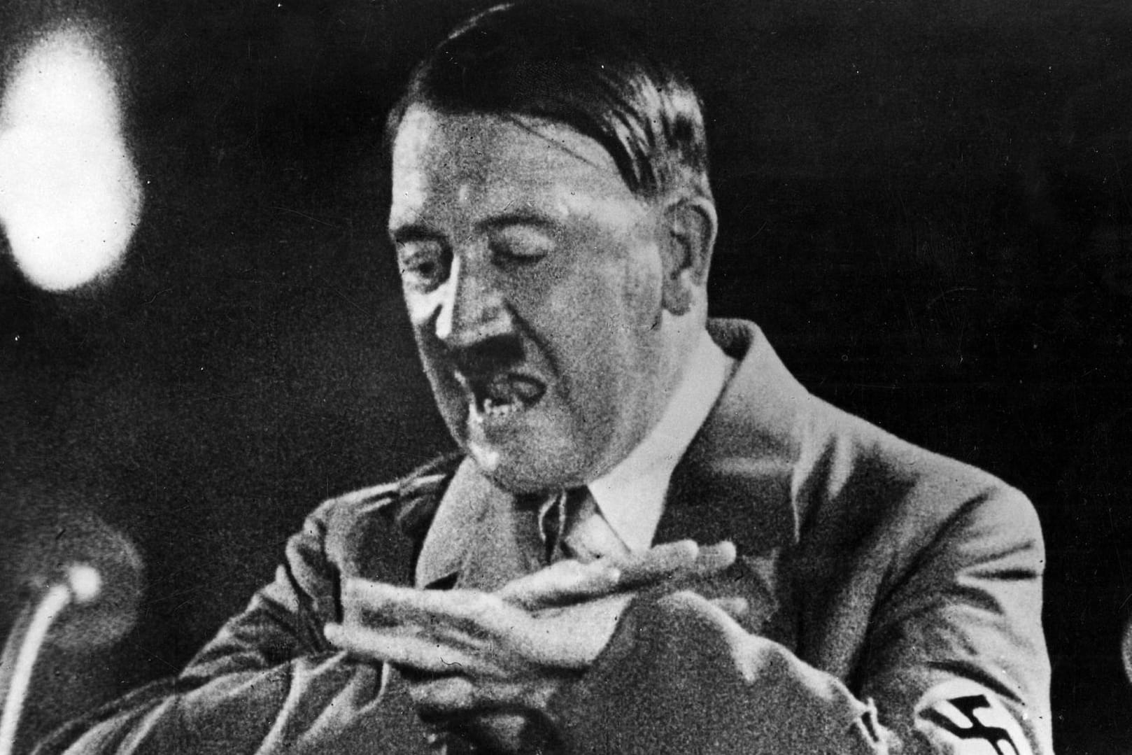 1940: Adolf Hitler hält eine Rede vor Parteikadern der NSDAP. Fünf Jahre später wird der Krieg, den die Nazis über die Welt brachten, verloren sein.