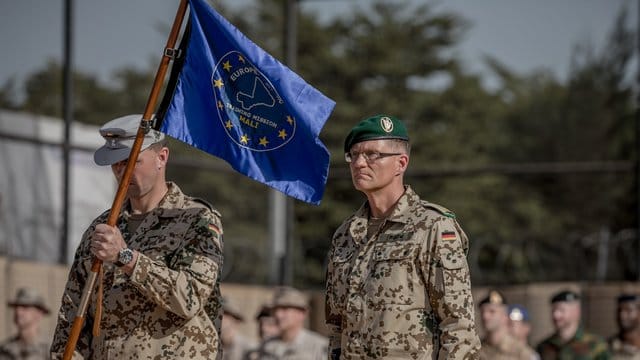 Das Archivbild zeigt Bundeswehrangehörige in Bamako im Jahr 2018 bei der Kommandoübernahme der EU-Mission.