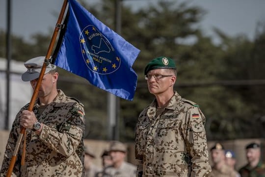Das Archivbild zeigt Bundeswehrangehörige in Bamako im Jahr 2018 bei der Kommandoübernahme der EU-Mission.