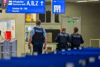 Polizisten am Frankfurter Flughafen.