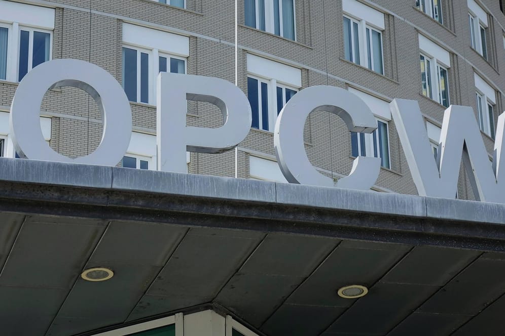 Das Logo der OPCW in Den Haag: Die Organisation für das Verbot chemischer Waffen hat Giftgasangriffe in Syrien untersucht.
