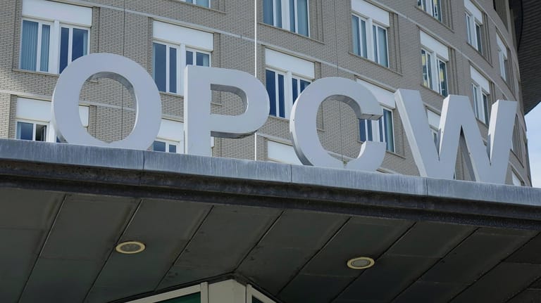 Das Logo der OPCW in Den Haag: Die Organisation für das Verbot chemischer Waffen hat Giftgasangriffe in Syrien untersucht.