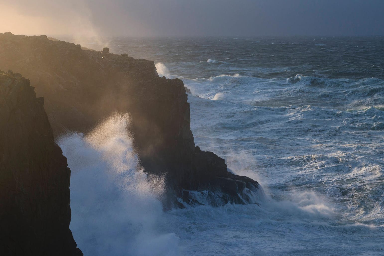 Der Atlantik peitscht mit heftigen Wellen an die nördliche Küste von Schottland: In den Ozeanen lagert tonnenweise CO2.