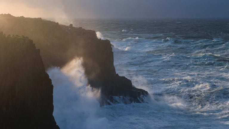 Der Atlantik peitscht mit heftigen Wellen an die nördliche Küste von Schottland: In den Ozeanen lagert tonnenweise CO2.