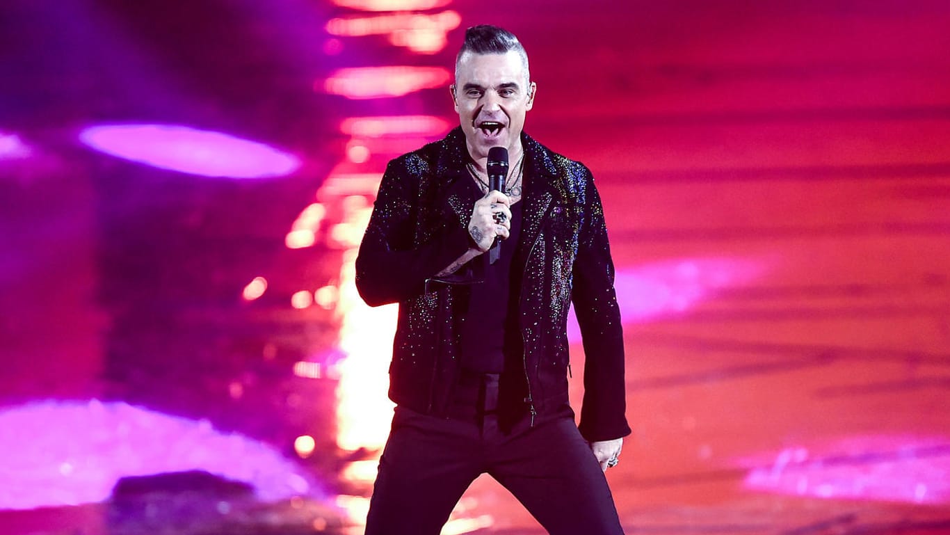Robbie Williams: Als schriller Vogel wurde er berühmt – jetzt tanzt er in einem Video mit Tiger-Unterwäsche durchs Bild.