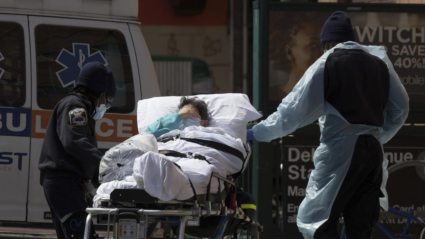 Ein Patient wird in New York zu einem Krankenwagen gebracht: Die Todeszahlen in der Millionenstadt steigen weiter dramatisch