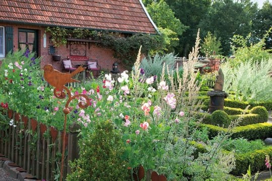 Das ungeplante Geplante des Cottage-Gartens erreicht man zunächst durch die Strukturierung der Fläche.