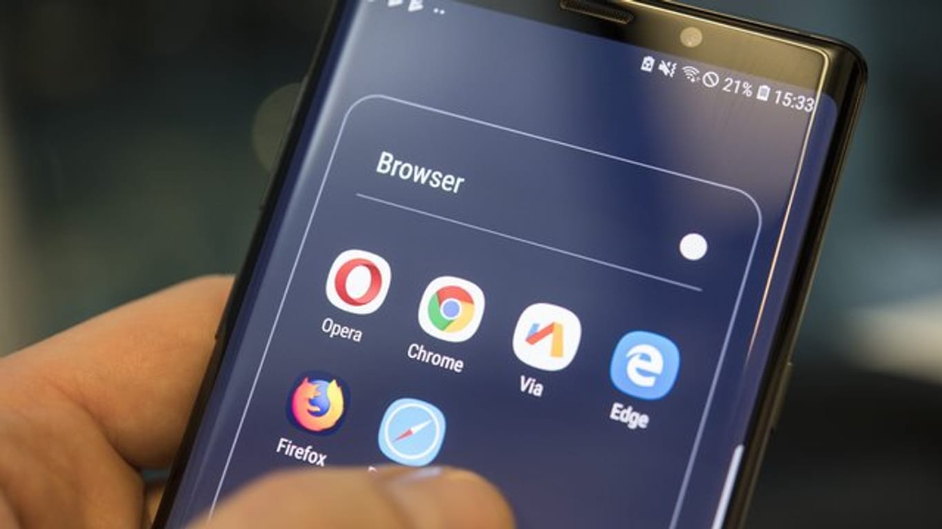 Ein Smartphone mit Browser-Symbolen: Auch mobil geben sich die Browser keine Blöße.