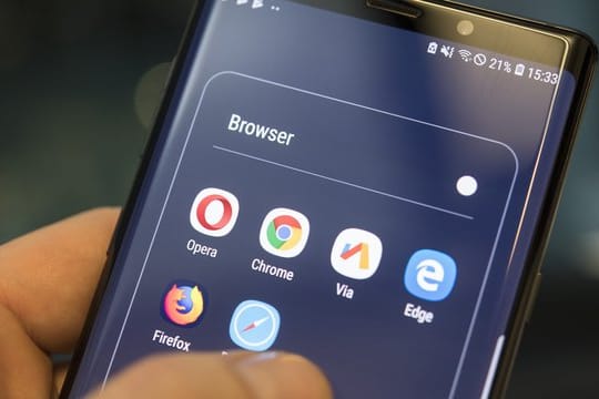 Ein Smartphone mit Browser-Symbolen: Auch mobil geben sich die Browser keine Blöße.