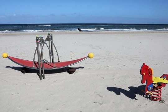 Menschenleer ist der Strand des Ostseebades Kühlungsborn.